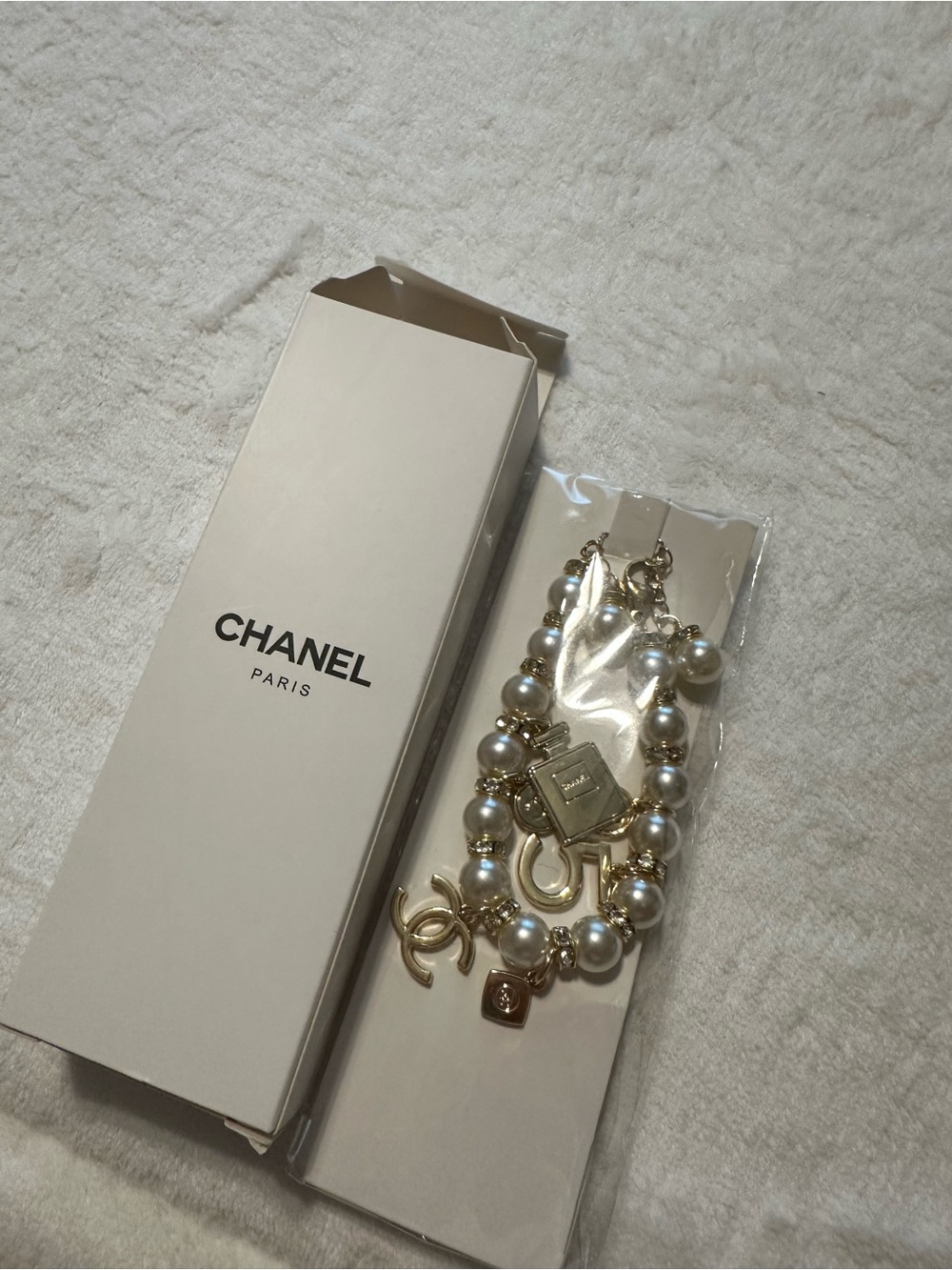 Chanel Beautè GWP Pearl Charm Bracelet - Gold and White.